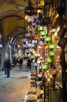 coloridos farolillos turcos en estambul, turquía foto