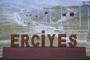 telesilla sube al monte erciyes, kayseri, turquía foto