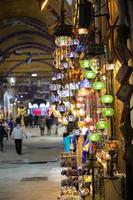 coloridos farolillos turcos en estambul, turquía foto