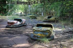 autos chocadores, ciudad de pripyat en la zona de exclusión de chernobyl, ucrania foto