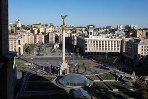 monumento a la independencia en maidan nezalezhnosti en kiev, ucrania foto