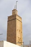 minarete de una mezquita en kasbah de los udayas en rabat, marruecos foto