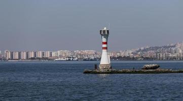 faro en el golfo de izmir, turquía foto