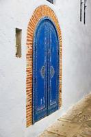 puerta de una casa en chefchaouen, marruecos foto