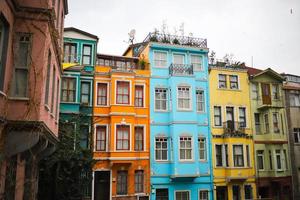 casas antiguas en el distrito fener, estambul, turquía foto