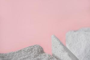 piedras naturales sobre fondo rosa. pantalla de producto en blanco foto