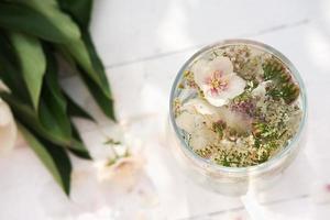 bebidas de verano en una mesa de jardín. foto