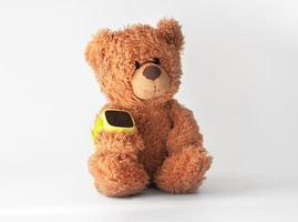 oso de peluche con reloj inteligente para niños. seguridad y comunicación de los niños. reloj gps para niños. copie el espacio para el texto. seguimiento de ubicación y monitoreo remoto foto