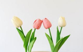 maqueta de flores de tulipanes sobre un fondo blanco foto