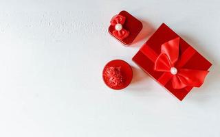 caja de regalo roja sobre fondo blanco de madera foto