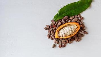 medias vainas de cacao y fruta de cacao con granos de cacao marrón foto