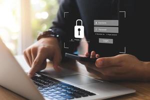 Internet de ciberseguridad y concepto de red. primer plano de la mano que sostiene la seguridad y el cifrado de la información del teléfono inteligente, acceso seguro a la información personal del usuario, acceso seguro a Internet. foto