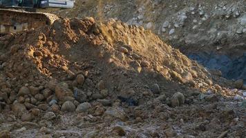 La excavadora hidráulica 8k está trabajando en un sitio de excavación de construcción video