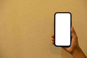 mano de mujer sosteniendo un teléfono con un blanco foto