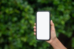 mano de mujer sosteniendo un teléfono con un blanco foto