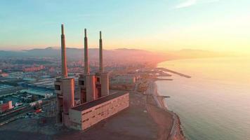 zonsopgang luchtfoto van de thermische energiecentrale van Besos video