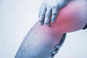 lesión de rodilla en humanos. dolor de rodilla, dolores articulares personas médicas, tono mono resaltado en la rodilla foto