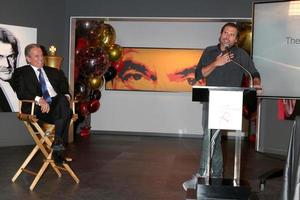 los angeles 7 de febrero - eric braeden y joshua morrow en la celebración del 40 aniversario de eric braeden sobre los jóvenes y los inquietos en la ciudad de la televisión el 7 de febrero de 2020 en los angeles, ca foto