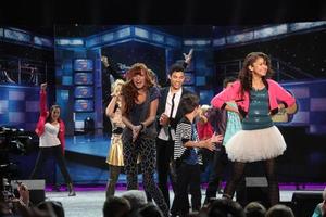 los angeles, 21 de agosto - shake it up cast en la expo d23 2011 en el centro de convenciones de anaheim el 21 de agosto de 2011 en anaheim, ca foto