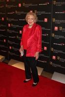 los angeles, 4 de noviembre - betty white llega a los 19 premios anuales bafta los angeles britannia en hyatt regency century plaza el 4 de noviembre de 2010 en century city, ca foto