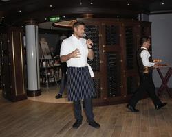 los angeles, 24 de enero - curtis stone en el lanzamiento del restaurante compartido en el princess cruise ruby princess en el centro mundial de cruceros de los angeles el 24 de enero de 2016 en san pedro, ca foto