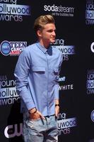 los angeles, 1 de agosto - cody simpson llega a los premios young hollywood 2013 en el amplio escenario el 1 de agosto de 2013 en santa monica, ca foto