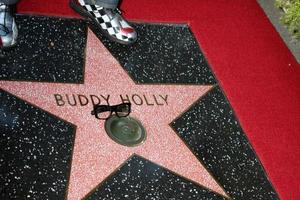 los angeles, sep 7 - buddy holly star, con los pies y anteojos de gary busey en la ceremonia del paseo de la fama de buddy holly en el paseo de la fama de hollywood el 7 de septiembre de 2011 en los angeles, ca foto