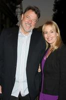 los angeles, 27 de octubre - jonathan frakes, genie francis llegan a la proyección de la serie web de la bonita temporada 3 en el estudio warner brother el 27 de octubre de 2011 en burbank, ca foto