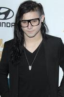 los angeles, 11 de febrero - skrillex llega a la fiesta pre-grammy organizada por clive davis en el beverly hilton hotel el 11 de febrero de 2012 en beverly hills, ca foto