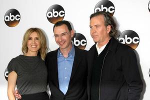 los angeles 14 de enero - felicity huffman, paul lee, timothy hutton en el abc tca invierno 2015 en el hotel langham huntington el 14 de enero de 2015 en pasadena, ca foto