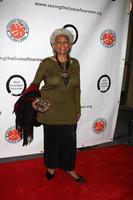 los angeles 5 de octubre - nichelle nichols llega al beneficio de 1 voz para la casa cinematográfica en el teatro renberg en el pueblo el 5 de octubre de 2010 en los angeles, ca foto