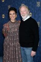 los angeles 8 de enero - indira varma y timothy busfield en la fiesta abc winter tca llegadas al hotel langham huntington el 8 de enero de 2020 en pasadena, ca foto