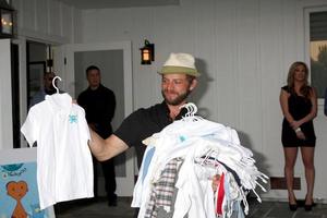 los angeles, 28 de abril - carmine giovinazzo en el lanzamiento de la línea de ropa baby gagoo de vanessa marcil-giovinazzo en una casa privada el 28 de abril de 2012 en malibu, ca foto