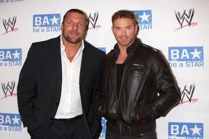 los angeles, 11 de agosto - triple h, kellan lutz llegando al evento be a star summer en andaz hotel el 11 de agosto de 2011 en los angeles, ca foto