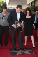 los angeles 14 de febrero - stephen baldwin, alec baldwin, megan mullally en la ceremonia de la estrella del paseo de la fama de alec baldwin en el restaurante beso el 14 de febrero de 2011 en los angeles, ca foto