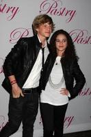 los angeles, 19 de enero - cody simpson, madison pettis llega a la fiesta de cumpleaños número 14 de cody simpson en pacific park en el muelle de santa monica el 19 de enero de 2011 en santa monica, ca foto