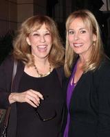 los angeles, 27 de octubre - denise alexander, genie francis llega a la proyección de la serie web bonita temporada 3 en warner brother studio el 27 de octubre de 2011 en burbank, ca foto