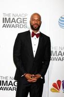 los angeles, 1 de febrero - common llega a los 44th naacp image awards en el shrine auditorium el 1 de febrero de 2013 en los angeles, ca. foto