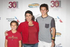 los angeles, 7 de noviembre - diana maria riva en el bate de adrian gonzalezs 4 esperanza juego de softbol de celebridades padres contra el cancer en el estadio de los dodger el 7 de noviembre de 2015 en los angeles, ca foto