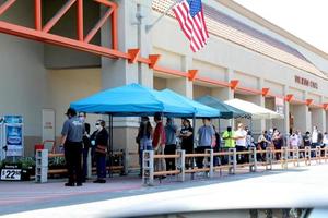 los angeles 11 de abril - tienda home depot y señalización en los negocios que reaccionan a covid 19 en el carril de hospitalidad el 11 de abril de 2020 en san bernardino, ca foto