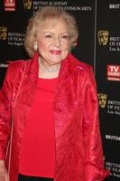 los angeles, 4 de noviembre - betty white llega a los 19 premios anuales bafta los angeles britannia en hyatt regency century plaza el 4 de noviembre de 2010 en century city, ca foto