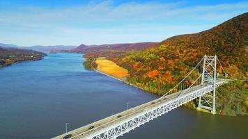 vista aérea del río hudson y el puente de la montaña del oso video