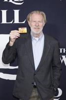 los angeles 13 de febrero - ed begley jr, toca la tarjeta en el estreno de the call of the wild en el teatro el capitan el 13 de febrero de 2020 en los angeles, ca foto