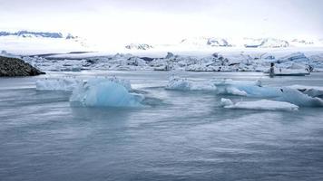 ijsbergen in tabelvorm smelten in de turquoise oceaanbaai. enorme hoge ijsgletsjer in de polaire natuuromgeving. arctisch winterlandschap bij het probleem van de opwarming van de aarde. woestijn wit land van sneeuw en ijs timelapse. video