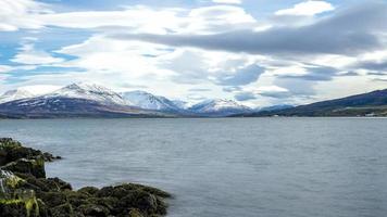 vue accélérée de la belle nature en islande. de puissantes montagnes à l'horizon avec des nuages qui passent. video