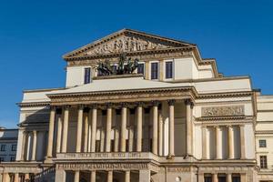 varsovia, polonia - ópera nacional y edificio del teatro nacional foto