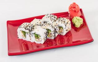 cocina tradicional japonesa - maki roll con nori, queso crema y anguila. aislado sobre fondo blanco. aislado sobre fondo blanco foto