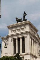 monumento ecuestre a victor emmanuel ii cerca de vittoriano en el día en roma, italia foto