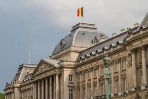 vista del palacio real desde place des palais en el centro histórico de bruselas, bélgica foto