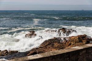 olas rompiendo en la costa portuguesa foto